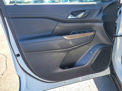 Certified 2023 GMC Acadia SLE w/ Driver Convenience Package AWD/4WD image 17
