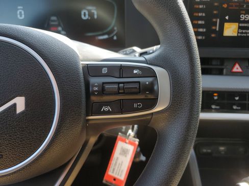 Used 2025 Kia Sportage LX FWD image 21