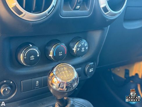 Used 2013 Jeep Wrangler Unlimited Rubicon w/ Max Tow Pkg AWD/4WD image 9