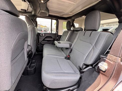 Used 2025 Jeep Wrangler Unlimited Sahara AWD/4WD image 15