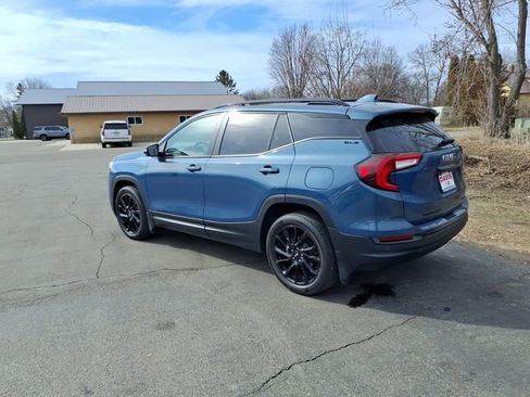 Used 2024 GMC Terrain SLE w/ Driver Convenience Package image 6