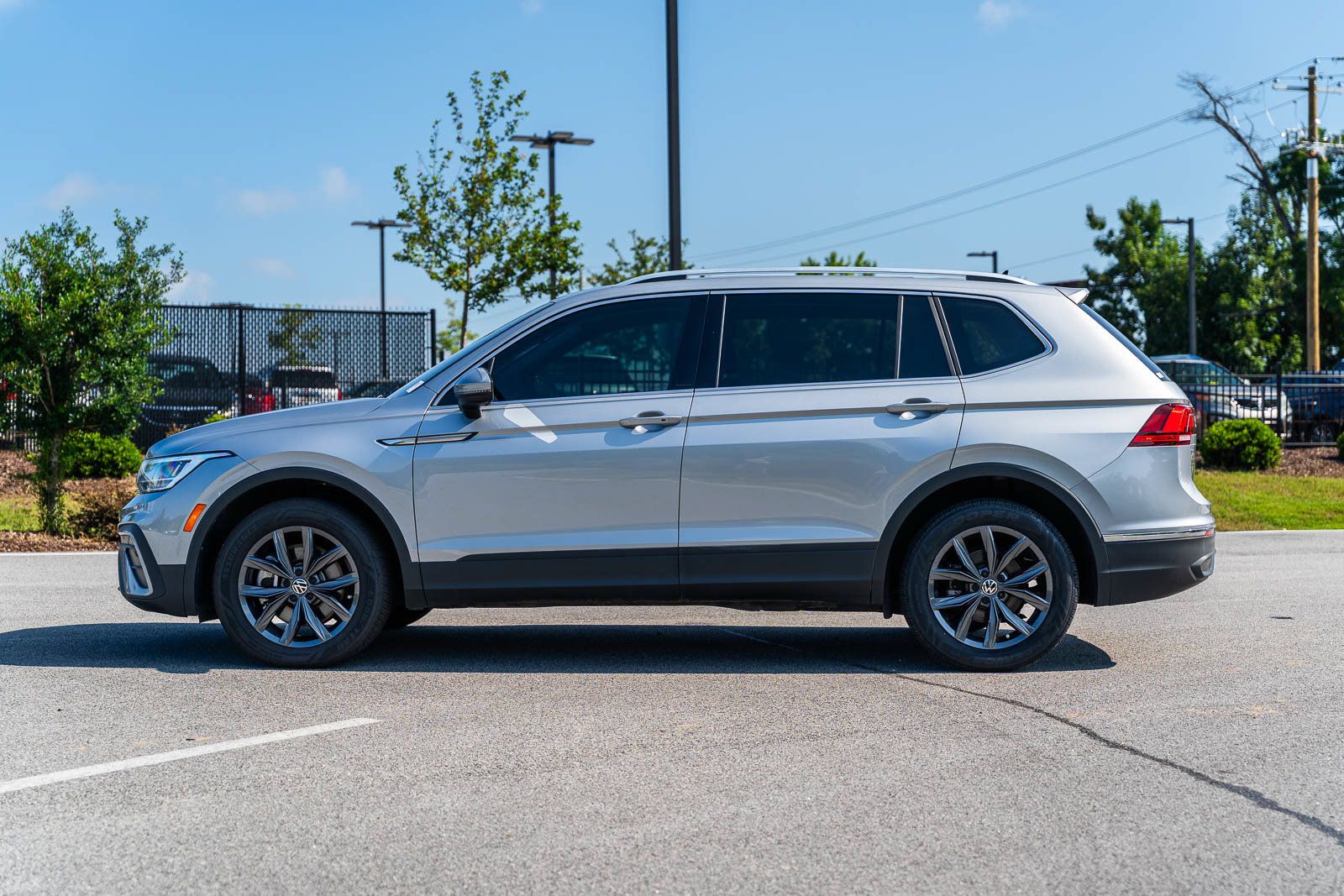 Used 2023 Volkswagen Tiguan SE w/ Panoramic Sunroof Package FWD image 4