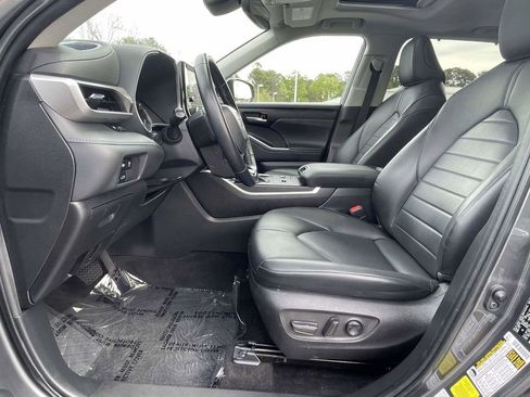 Used 2023 Toyota Highlander XLE FWD image 22