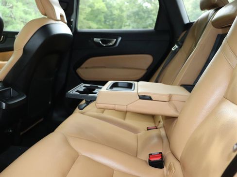 Used 2019 Volvo XC60 T6 Momentum w/ Premium Package AWD/4WD image 31