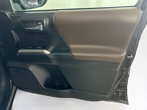 Used 2020 Toyota Tacoma Limited AWD/4WD image 32