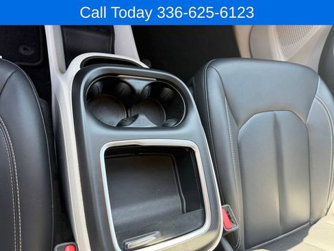 Used 2024 Chrysler Pacifica Touring-L FWD image 23
