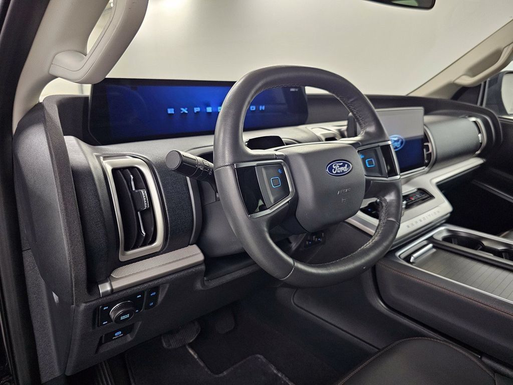 Used 2025 Ford Expedition Active AWD/4WD image 10
