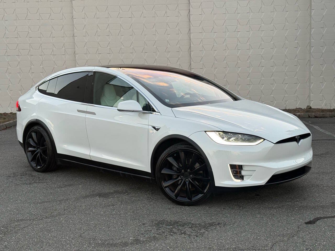 Used 2018 Tesla Model X 100D AWD/4WD image 3