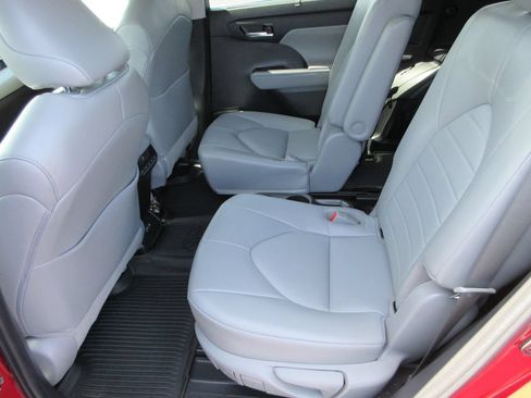 Used 2022 Toyota Highlander XLE AWD/4WD image 14
