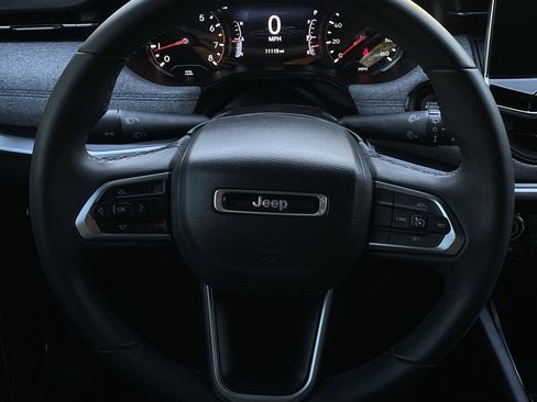 Used 2024 Jeep Compass Latitude image 12