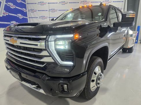 Used 2025 Chevrolet Silverado 3500 High Country w/ High Country Premium Package image 6