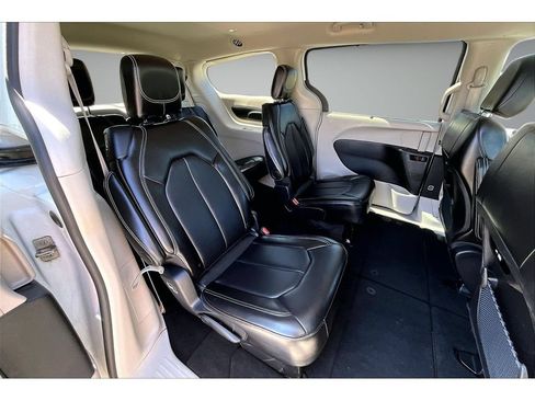 Certified 2024 Chrysler Pacifica Touring-L FWD image 41
