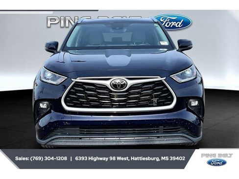 Used 2021 Toyota Highlander XLE FWD image 3