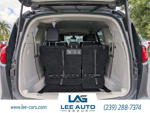 Used 2019 Chrysler Pacifica Touring-L FWD image 11