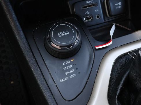 Used 2016 Jeep Cherokee Latitude w/ Cold Weather Group AWD/4WD image 25