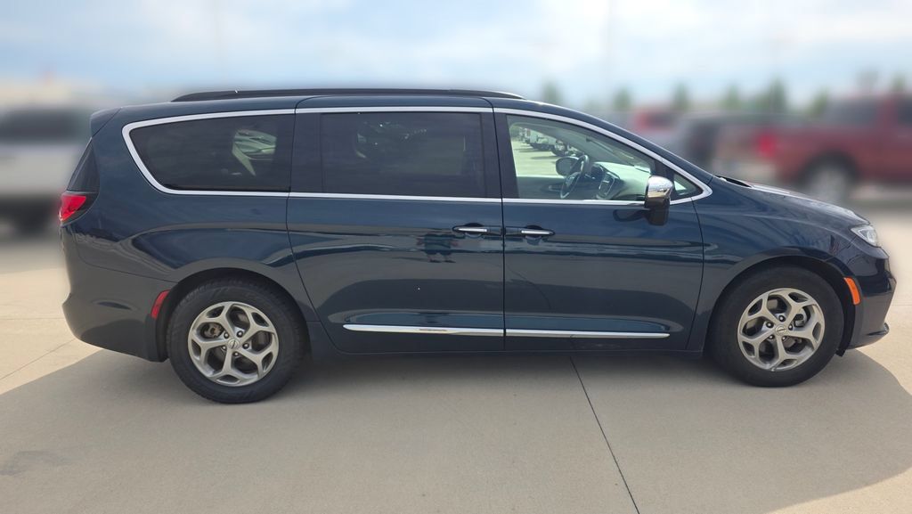 Used 2023 Chrysler Pacifica Limited FWD image 6