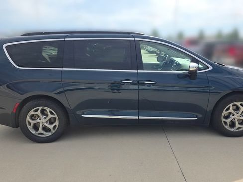 Used 2023 Chrysler Pacifica Limited FWD image 6