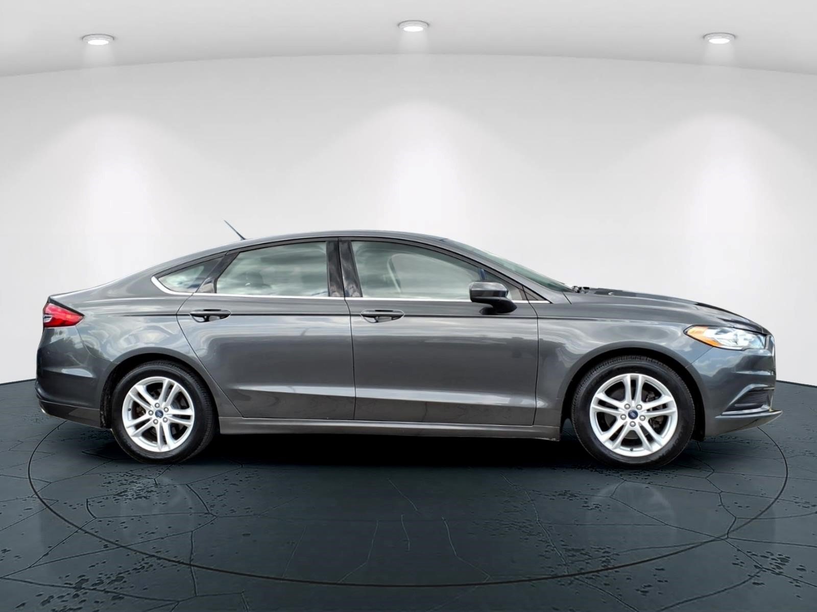 Used 2018 Ford Fusion SE w/ Fusion SE Technology Package FWD image 2