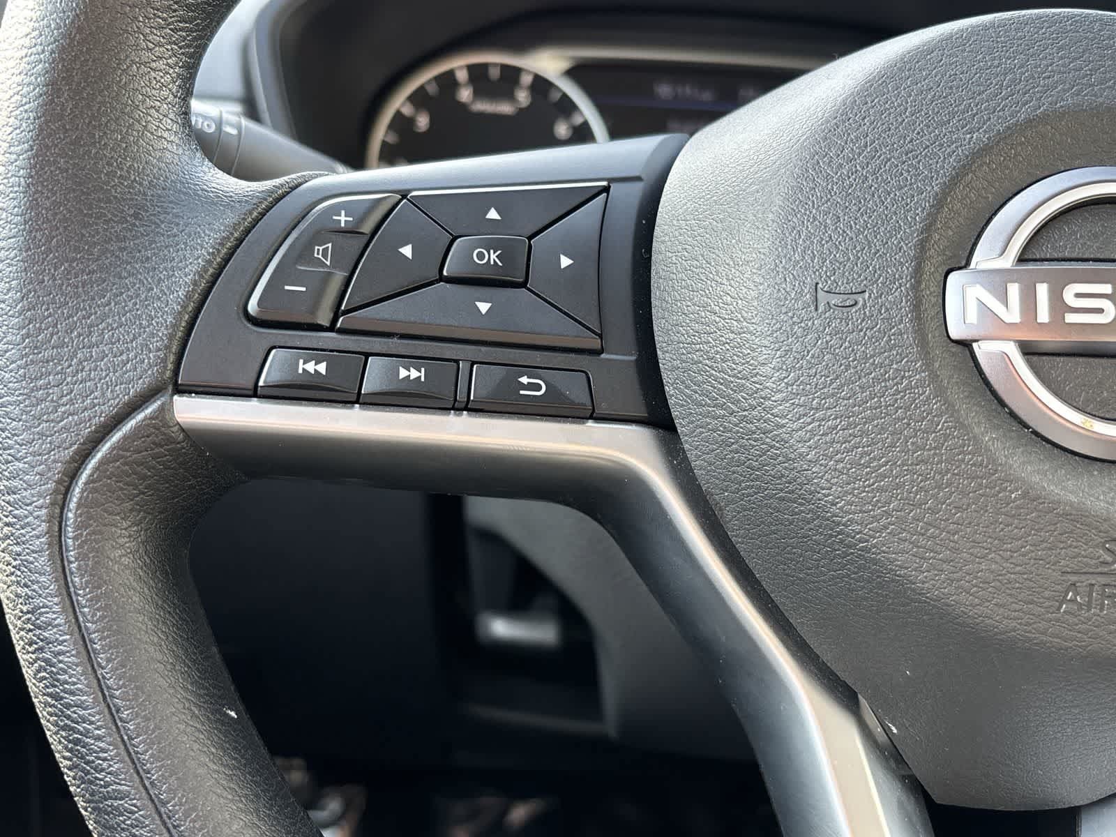 Used 2025 Nissan Altima 2.5 SV FWD image 14