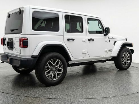 Used 2025 Jeep Wrangler Sahara image 9