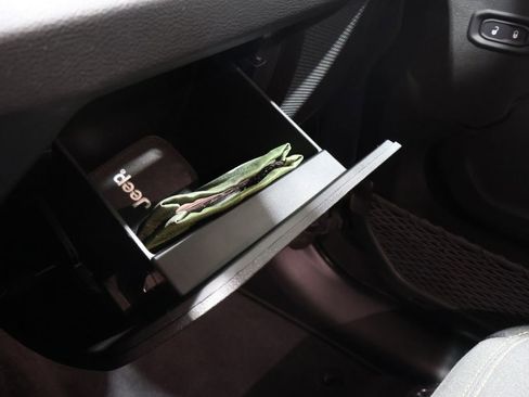 Certified 2025 Jeep Wrangler Willys image 32