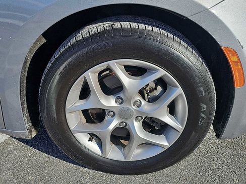 Used 2018 Chrysler Pacifica Touring-L w/ Tire & Wheel Group image 8