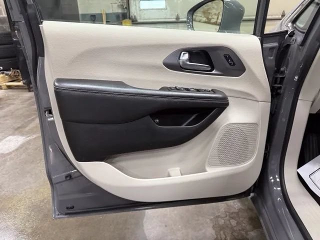 Used 2022 Chrysler Pacifica Touring-L FWD image 14