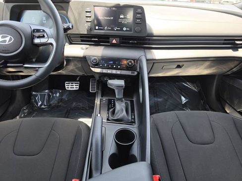 Used 2025 Hyundai Elantra Sport FWD image 15