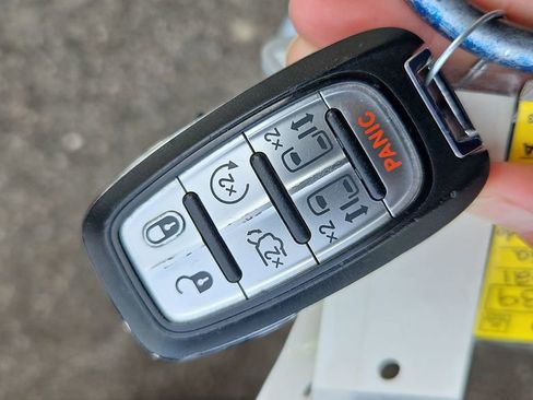 Used 2022 Chrysler Pacifica Touring-L image 36