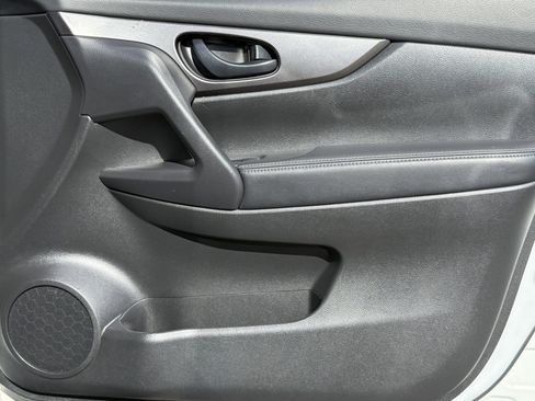 Used 2019 Nissan Rogue Sport S image 9