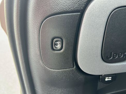 Used 2016 Jeep Cherokee Latitude w/ Comfort/Convenience Group AWD/4WD image 13