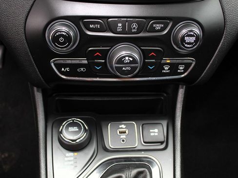 Used 2019 Jeep Cherokee Limited w/ Technology Group image 16