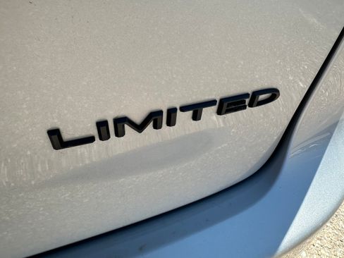 Used 2024 Chrysler Pacifica Limited w/ S Appearance Package FWD image 39