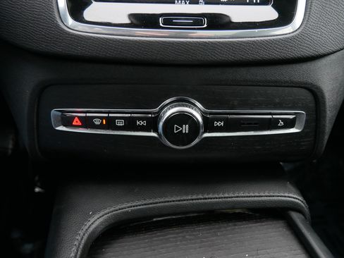 Used 2020 Volvo XC90 T5 Momentum image 28