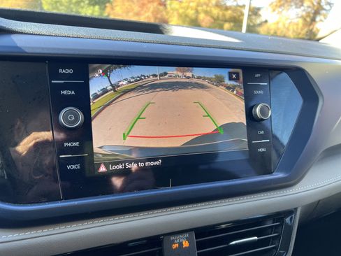 Certified 2024 Volkswagen Taos SE w/ Panoramic Sunroof Package image 23