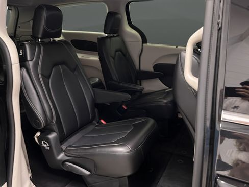 Used 2023 Chrysler Pacifica Touring-L FWD image 25