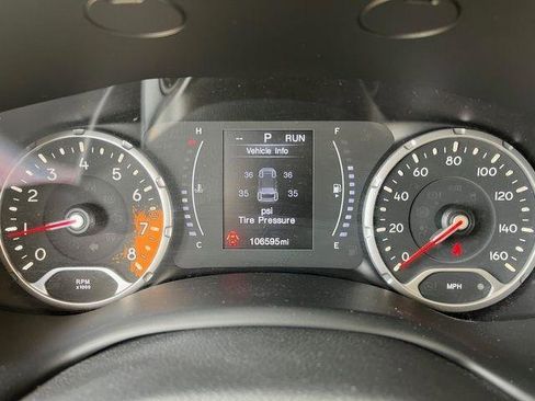 Used 2018 Jeep Renegade Latitude w/ Cold Weather Group AWD/4WD image 16