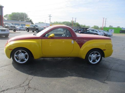 Used 2004 Chevrolet SSR w/ Preferred Equipment Group RWD image 2