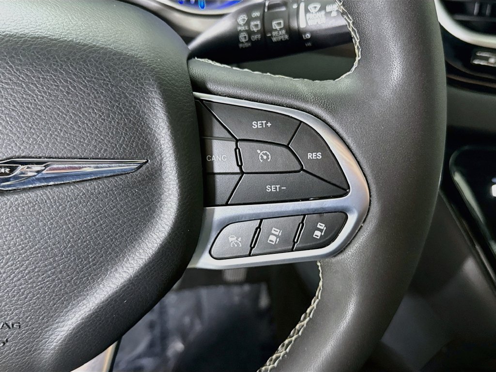 Used 2025 Chrysler Pacifica Select FWD image 23
