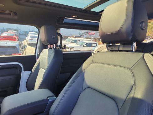 Used 2024 Land Rover Defender 90 X-Dynamic SE image 41