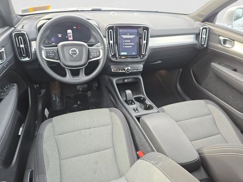 Used 2025 Volvo XC40 B5 Core image 11