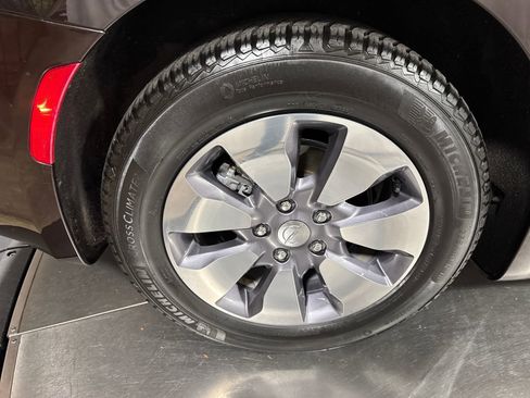 Used 2018 Chrysler Pacifica Limited w/ Advanced Safetytec Group FWD image 13