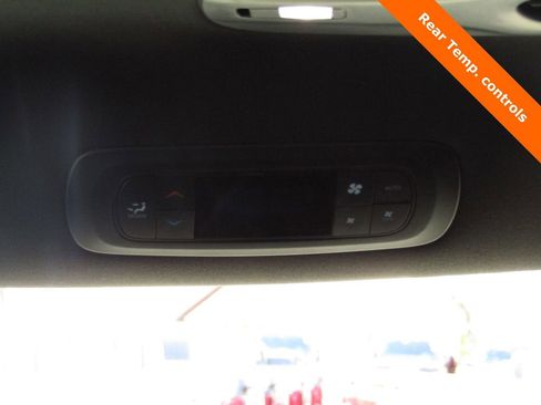 Used 2025 Chrysler Pacifica Select FWD image 17