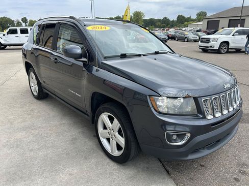 Used 2014 Jeep Compass Latitude FWD image 3