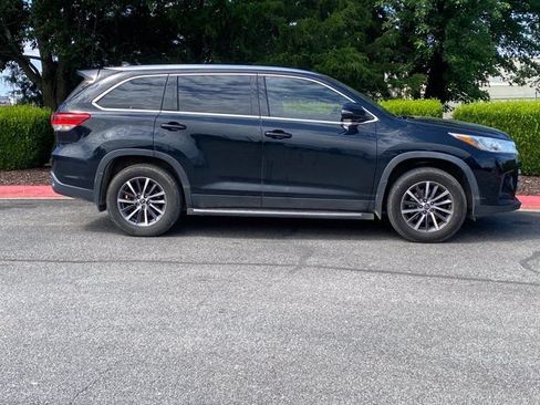 Used 2019 Toyota Highlander XLE FWD image 2