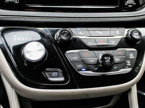 Used 2023 Chrysler Pacifica Limited FWD image 30