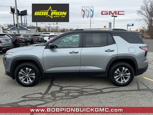 Used 2025 Chevrolet Equinox LT w/ Convenience Package II image 2