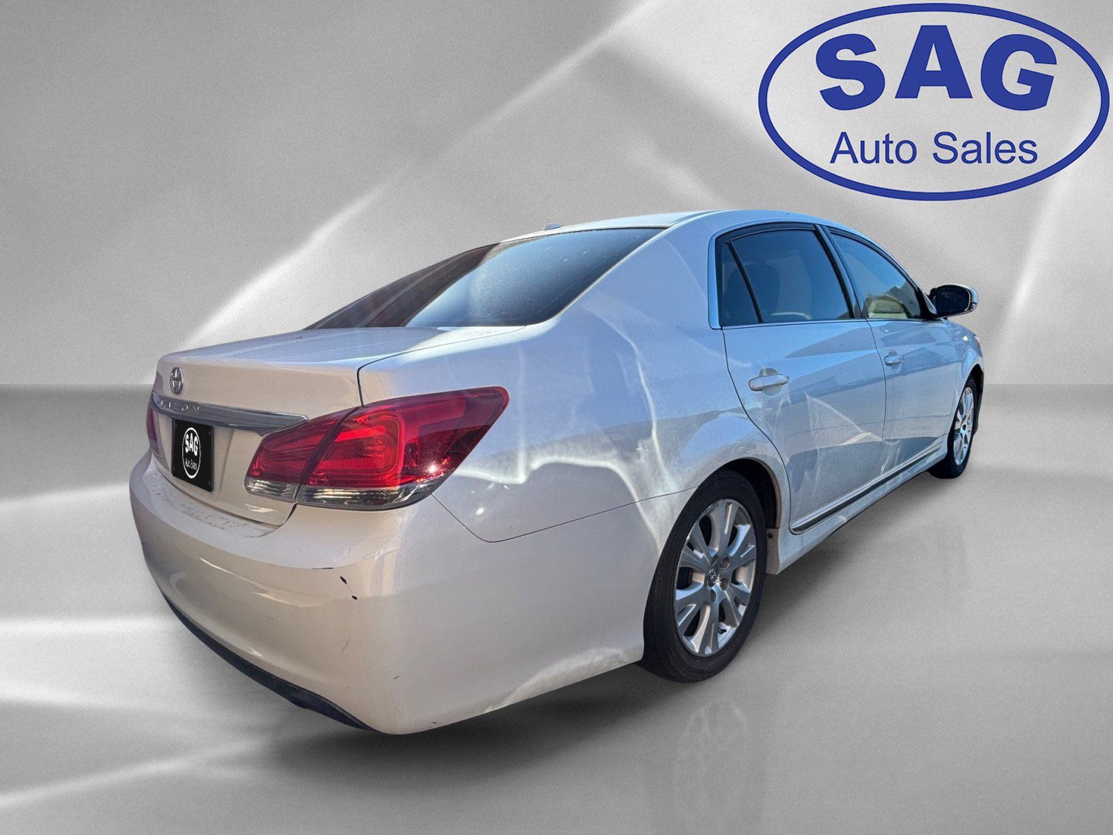 Used 2011 Toyota Avalon FWD image 3