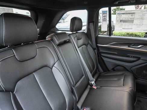 New 2025 Jeep Grand Cherokee Limited image 30