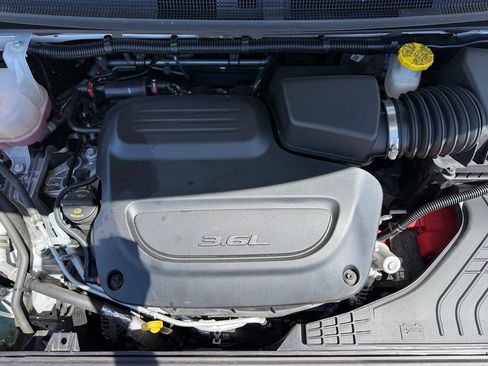 Used 2024 Chrysler Pacifica Touring FWD image 10